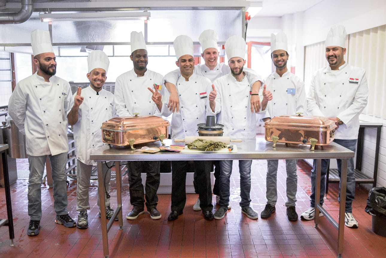 Kokkina häärivät vasemmalta Anmar ja Mohamad Irakista, Alex Kamerunista, Youssef Egyptistä, Mazen Palestiinasta, Jeilani Somaliasta, Zaid Irakista ja heidän takanaan ohjaaja Lasse Juvonen.