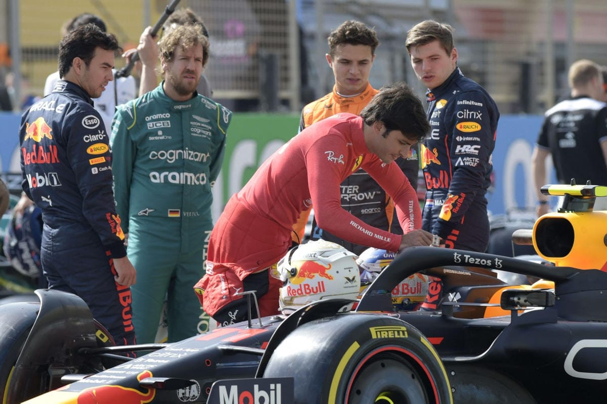 Ferrari-kuski Carlos Sainz tutkaili Red Bullin Sergio Perezin ajokkia harjoituksissa Bahrainissa 12. maaliskuuta 2022. LEHTIKUVA/AFP