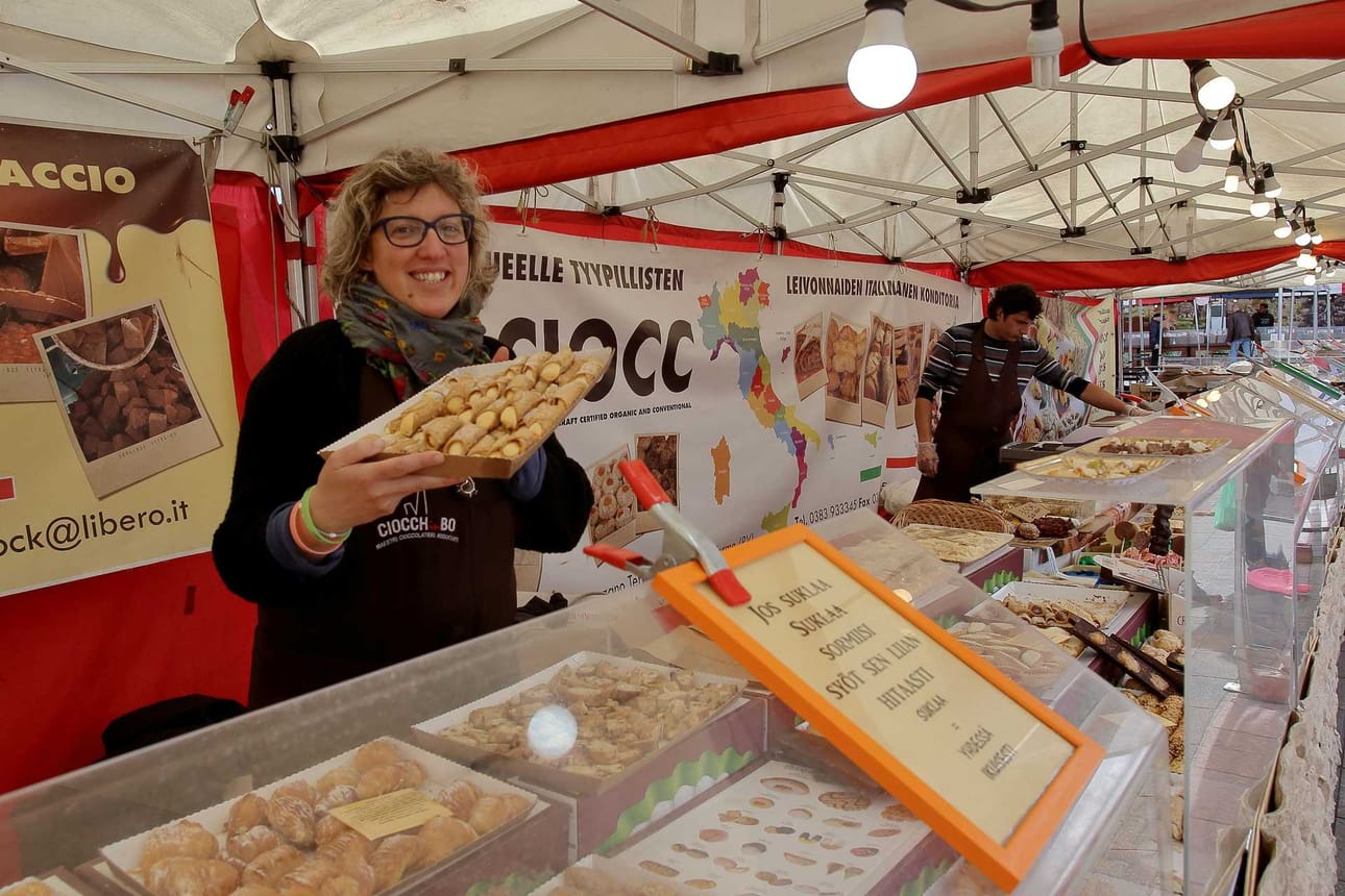 Italialainen Valeria Santinoli myy peri-italialaisia leivonnaisia, canelloneja monilla eri täytteillä.