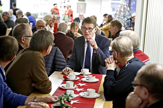 Eduskunnan puhemies Matti Vanhanen (kesk.) pääsi kahvittelemaan seinäjokelaisten kanssa Toimintojen talolle. Kahviseuraa riitti, sillä tila täyttyi viimeisintäkin jakkaraa myöten. KUVA: KARI LÖFHJELM
