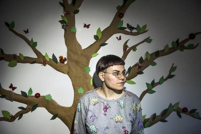 Maisa Virtanen sai lopulta hoitoa ahdistuneisuushäiriöönsä ja masennukseensa sen jälkeen, kun oli oireillut vuosia. Nyt hän pystyy asianmukaisen hoidon ansiosta opiskelemaan ja tekemään osa-aikatyötä. KUVA: Lennart Holmberg
