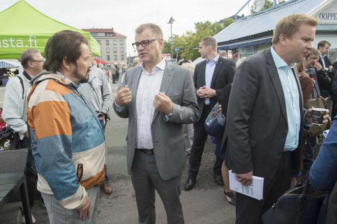Antti Kaikkonen (oik.) on tällä hetkellä Juha Sipilän (keskellä) ykköshaastaja Lännen Median teettämän kyselyn perusteella. Arkistokuva. KUVA: com.pic. / Mauri Ratilainen
