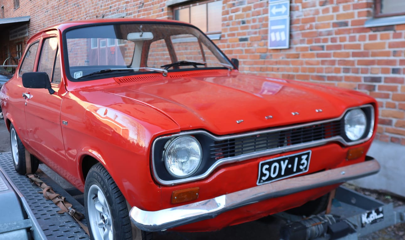 Vaasan auto- ja moottorimuseo sai teemanäyttelyyn lainaksi Mielensäpahoittaja-elokuvassa puuhun ajetun Ford Escortin. Auton nykyinen omistaja, kurikkalainen Sami Hyväkkä, on oikonut ja maalannut etuosan pellit.