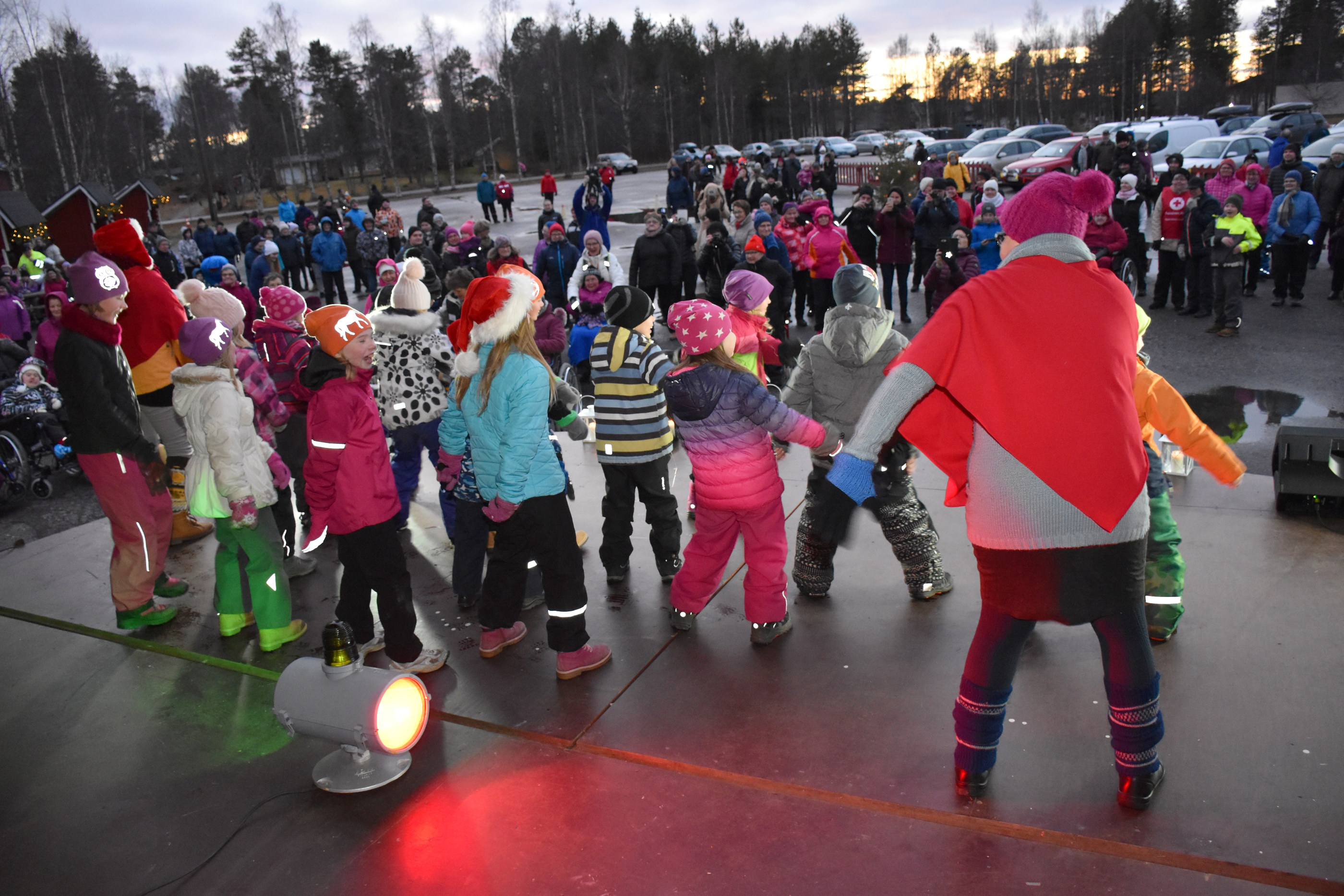 Alma ja Aino -tontut apureina toimivien lasten kanssa leikittivät, liikuttivat ja laulattivat yleisöä.
