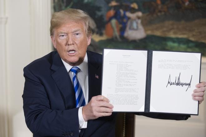 Presidentti Donald Trump esittelee allekirjoittamaansa paperia, jolla Iranin vastaiset pakotteet otetaan uudelleen käyttöön. KUVA: MICHAEL REYNOLDS