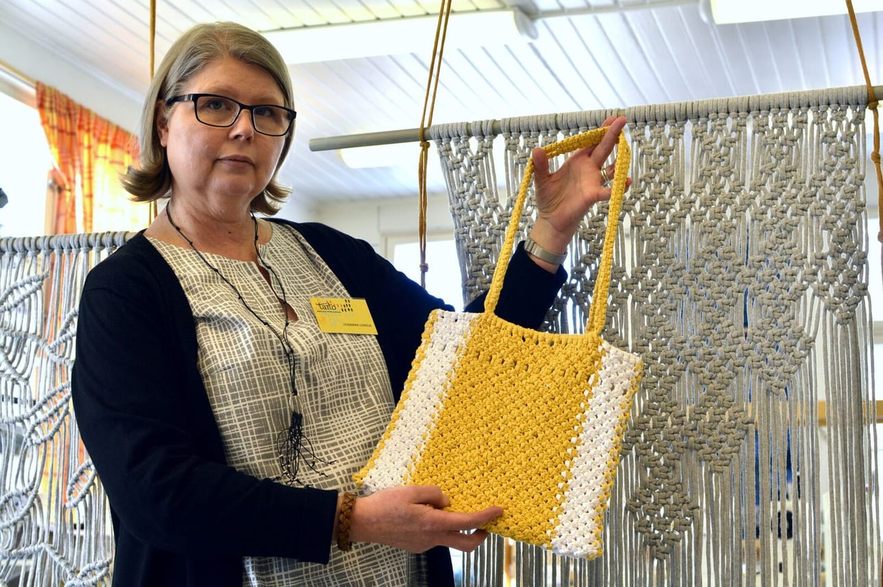 Johanna Lumila kertoo, että Taito Pohjois-Pohjanmaa yhdistyksen työpajoissa opastetaan 10.-13.4. makrameen eli solmeilun saloihin.