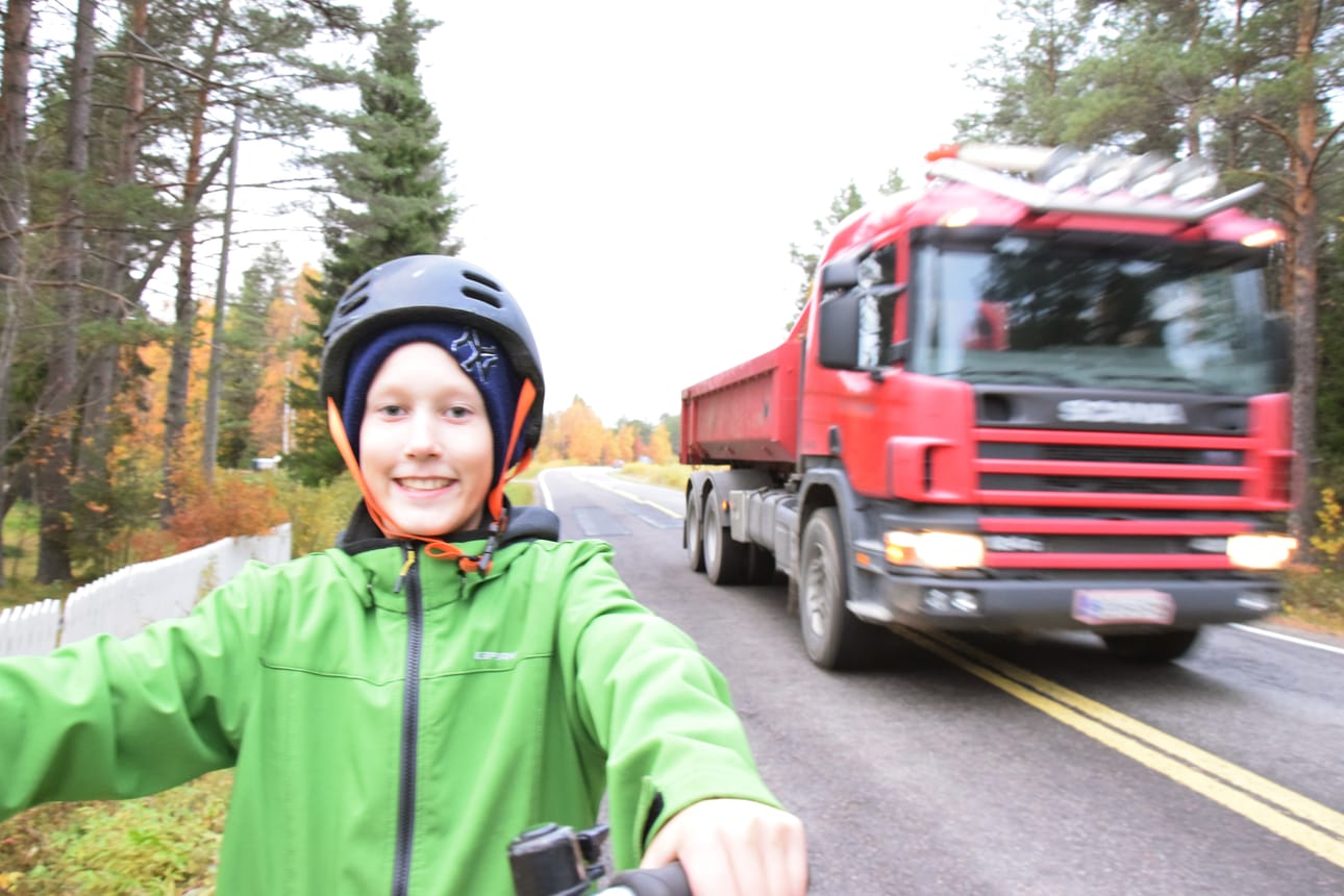 Miika Turpeenoja asuu kapean, mutkaisen ja vilkkaasti liikennöidyn Raahentien varrella Siikajoenkylällä. Raskaan liikenteen määrä saattaa myös kasvaa jos ja kun Pyhäjoen ydinvoimalatyömaalle aletaan kuljettaa maata Alhonmäeltä. Kuten näkyy, tie on kapea. Kun kuorma-auto ohittaa pojan turvallisen välimatkan päästä, on se jo selvästi vastaantulevien kaistalla.