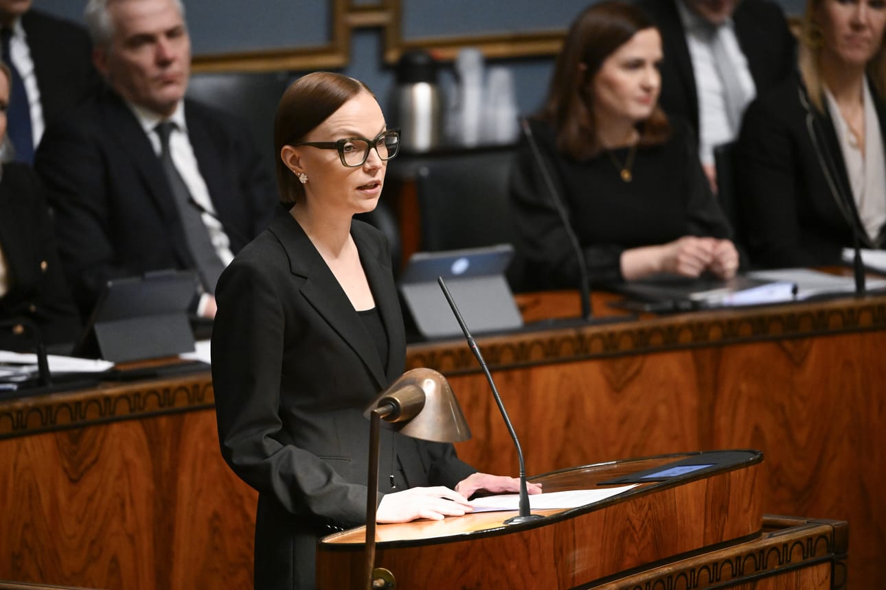 Vasemmistoliiton puheenjohtaja Minja Koskela on päättänyt pitää puolueensa velkajarrusovun ulkopuolella