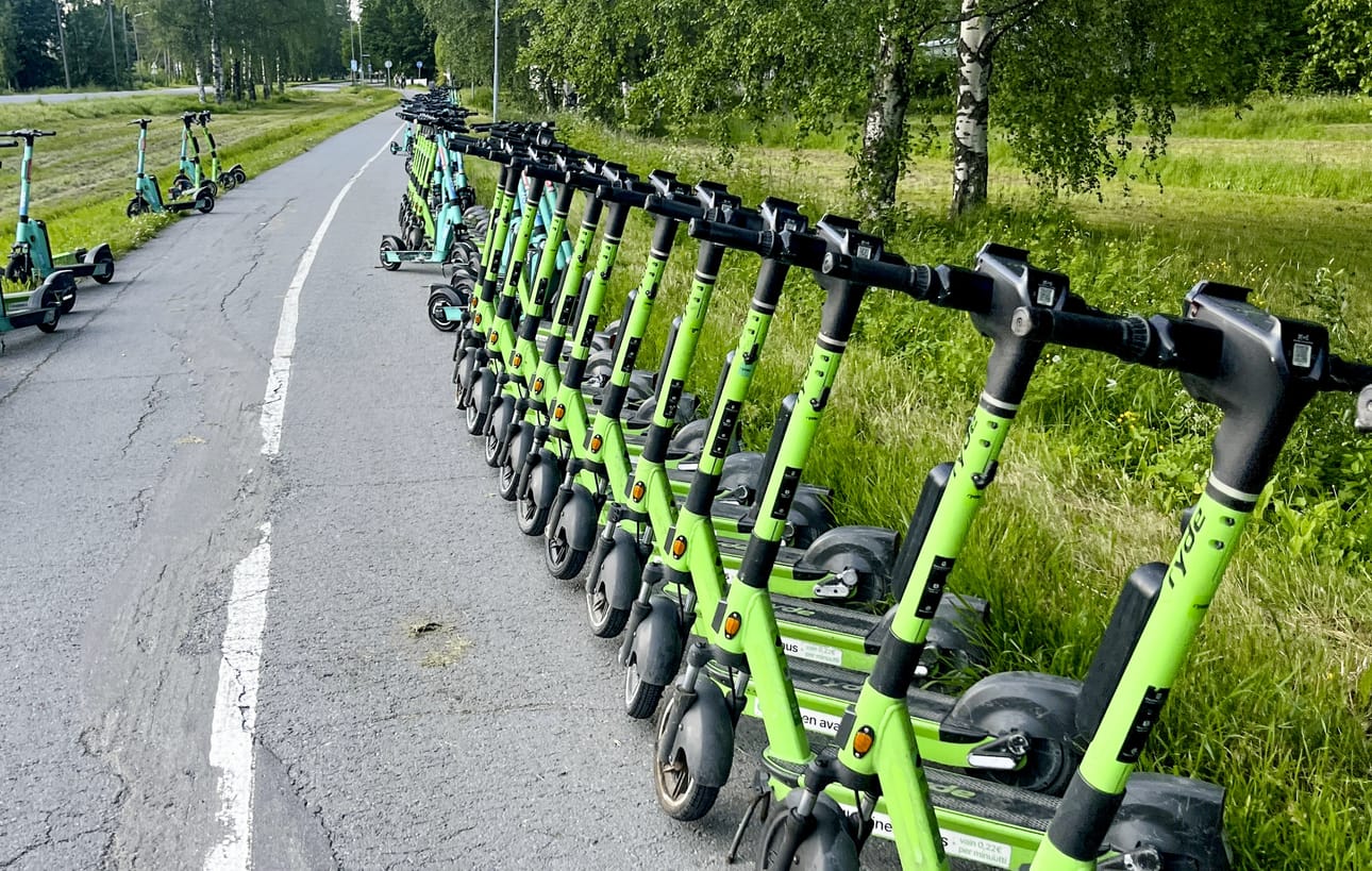 Sähköpotkulautoja oli pitkä rivi Provinssi-alueen lähettyvillä tapahtuman ensimmäisenä päivänä.