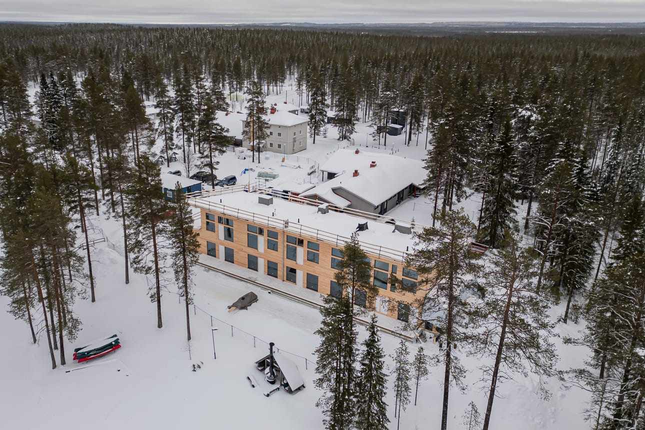Uusi majoitusrakennus Oivangin nuoriso- ja luontomatkailukeskuksessa näytti tältä 9. helmikuuta 2025.