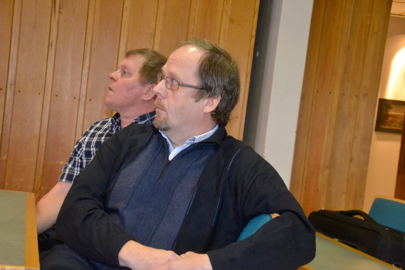 Erkki Klemetti (vas.) ja Pentti Määttä Juusto Kairalta olivat tulleet kuuntelemaan, mitä valtuusto päättää meijerin tukiasiassa.