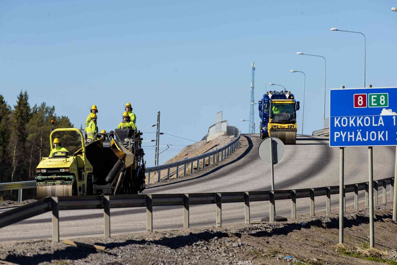 Raahessa rautatien ylikulkusilta on jo valmis. Myös Hummastinvaaran ohituskaistat valmistuvat tämän vuoden aikana.