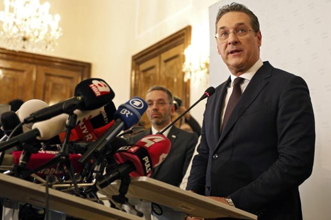 Itävallan varaliittokansleri Heinz-Christian Strache ilmoitti eroavansa lauantaina pidetyssä lehdistötilaisuudessa. Sisäministeri Herbert Kickl kuunteli taustalla. KUVA: FLORIAN WIESER / EPA