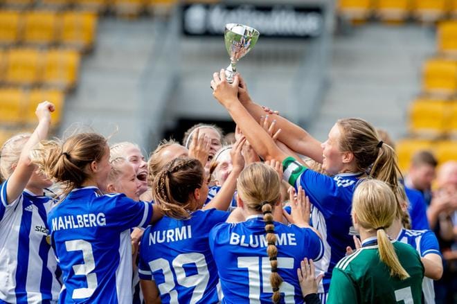 HJK:n kapteeni Lotta Hemming nosti mestaruuspystin ilmaan. KUVA: ELENA MIKKILÄ