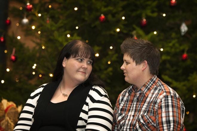 Mervi ja Anu Foxell riemuitsivat tasa-arvoisen avioliittolain hyväksymistä reilut kaksi vuotta sitten. Nyt keskiviikkona 1.3.2017 laki on voimassa. Kuva: Maria Mäki