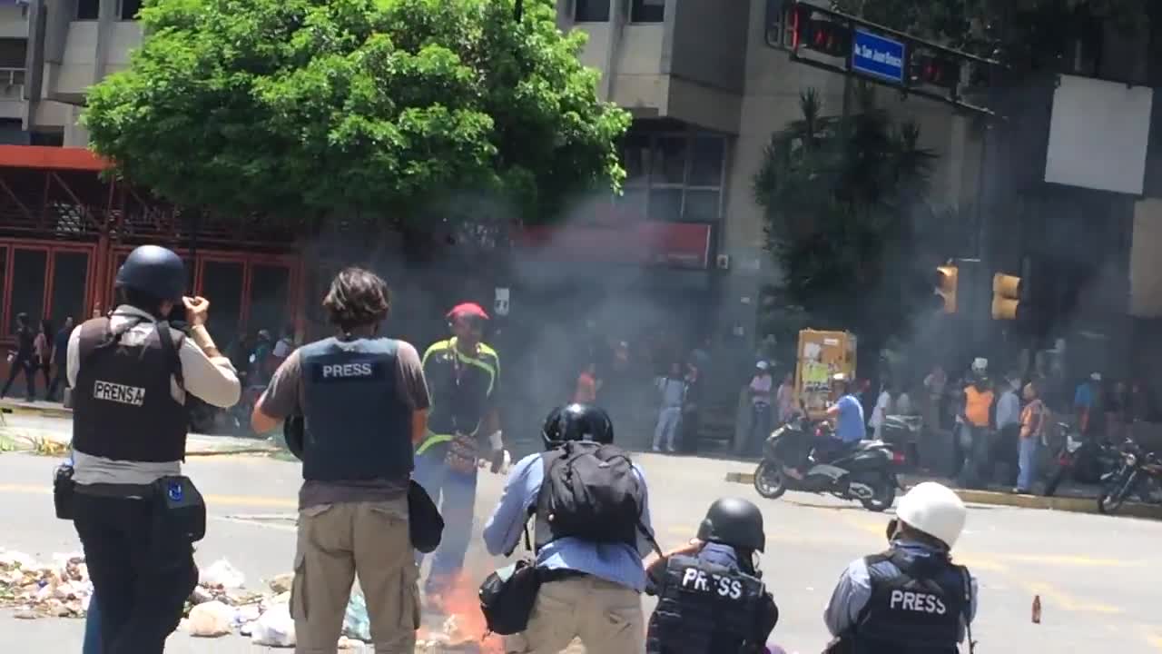 Venezuela: Barrikadeja rakennetaan sytyttämällä roskia
