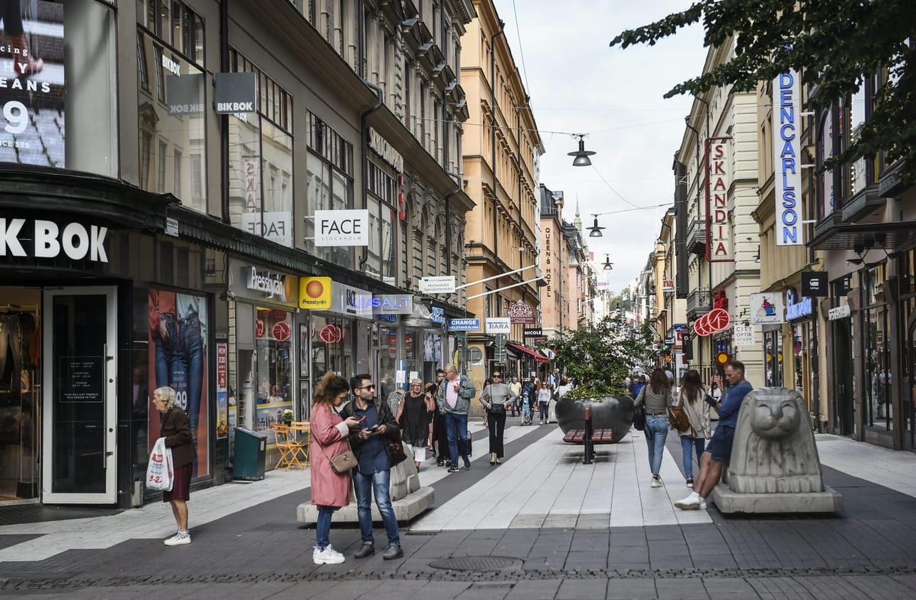 Heikko valuutta on alkanut näkyä kansalaisten kukkarossa ja muuttanut myös asenteita euroon siirtymistä kohtaan. LEHTIKUVA / Emmi Korhonen