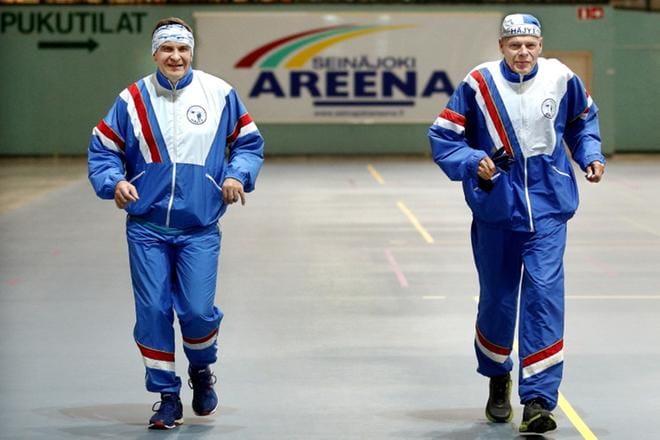 Häjyjen varapuheenjohtaja Jukka Kalliokoski (vas.) ja kunniapuheenjohtaja Mauri Volama ottivat tuntumaa Seinäjoki Areenan juoksualustaan. He pitävät hallin ilmastoa miellyttävänä maratonia ajatellen. Volamalla on takana jo 799 ja Kallio- koskellakin 90 maratonia. KUVA: JOUKO HÄNNINEN