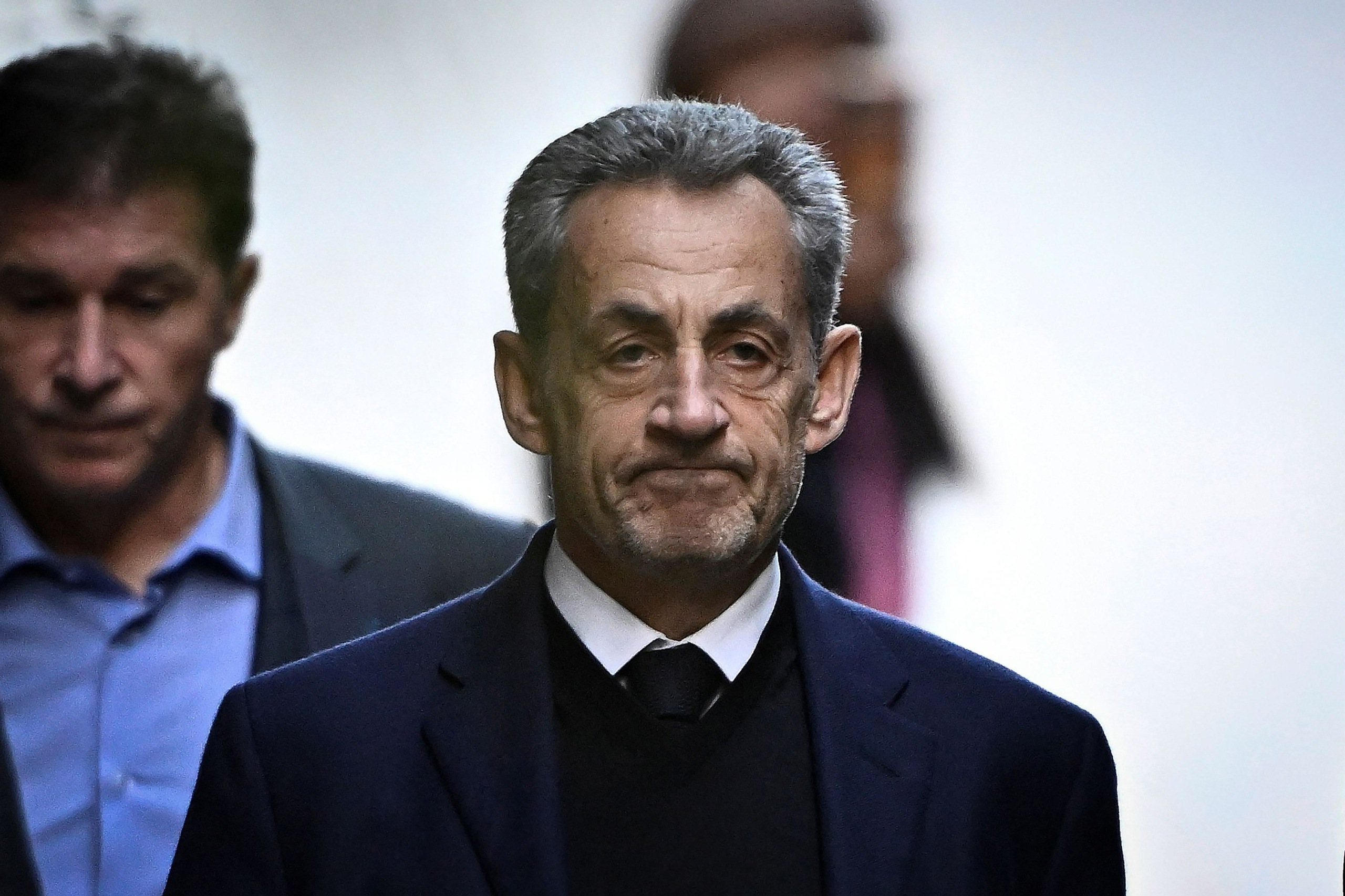 Ranskan ex-presidentti Sarkozy saapui vankilaan huutelujen saattelemana – vakuutti olevansa syytön