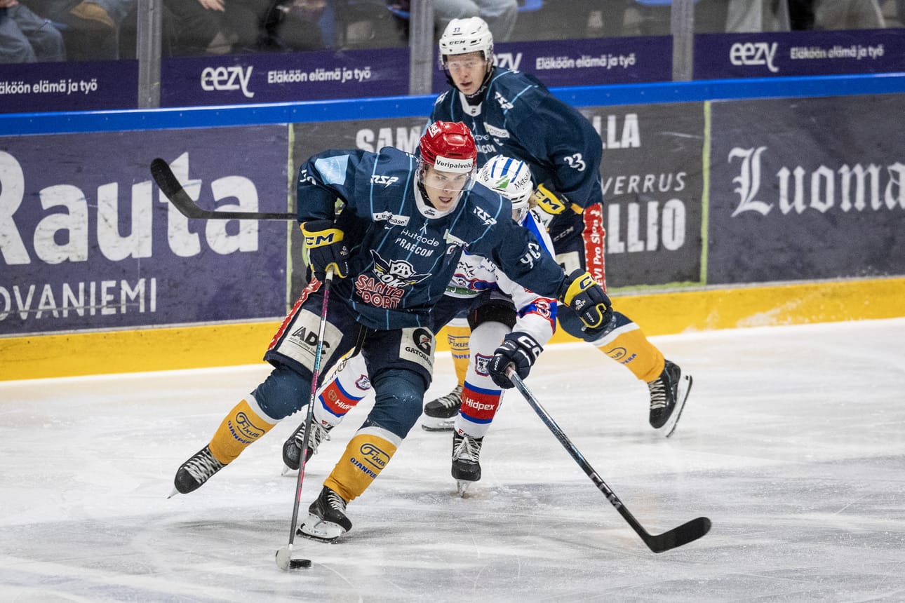 Wäinö Vierimaan on erottanut lokakuun peleissä myös SPR:n veripalvelun punaisesta kypärästä, mutta miehen pelaaminen tuskin jäisi huomaamatta normaalillakaan kypärällä.