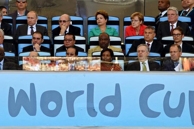 Saadaanko ensi kesän MM-kisoista valokuvia näin arvovaltaisista aitiovieraista? Jalkapallon MM-kisoista vuonna 2014 otetussa kuvassa ovat Kansainvälisen olympiakomitean presidentti Thomas Bach (vasemmalla ylhäällä), Venäjän presidentti Vladimir Putin, Fifan presidentti Sepp Blatter, Brasilian presidentti Dilma Roussef, Saksan liittokansleri Angela Merkel ja Saksan presidentti Joachim Gauck. KUVA: MARCUS BRANDT