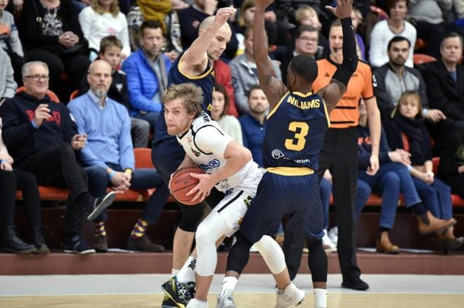 Kobrien Antto Nikkarinen murtautui Seagullsin Tuukka Kotin ja Richard Williamsin (oik.) vartioinnista koripallon miesten Korisliigan ottelussa. KUVA: LEHTIKUVA/JUSSI NUKARI