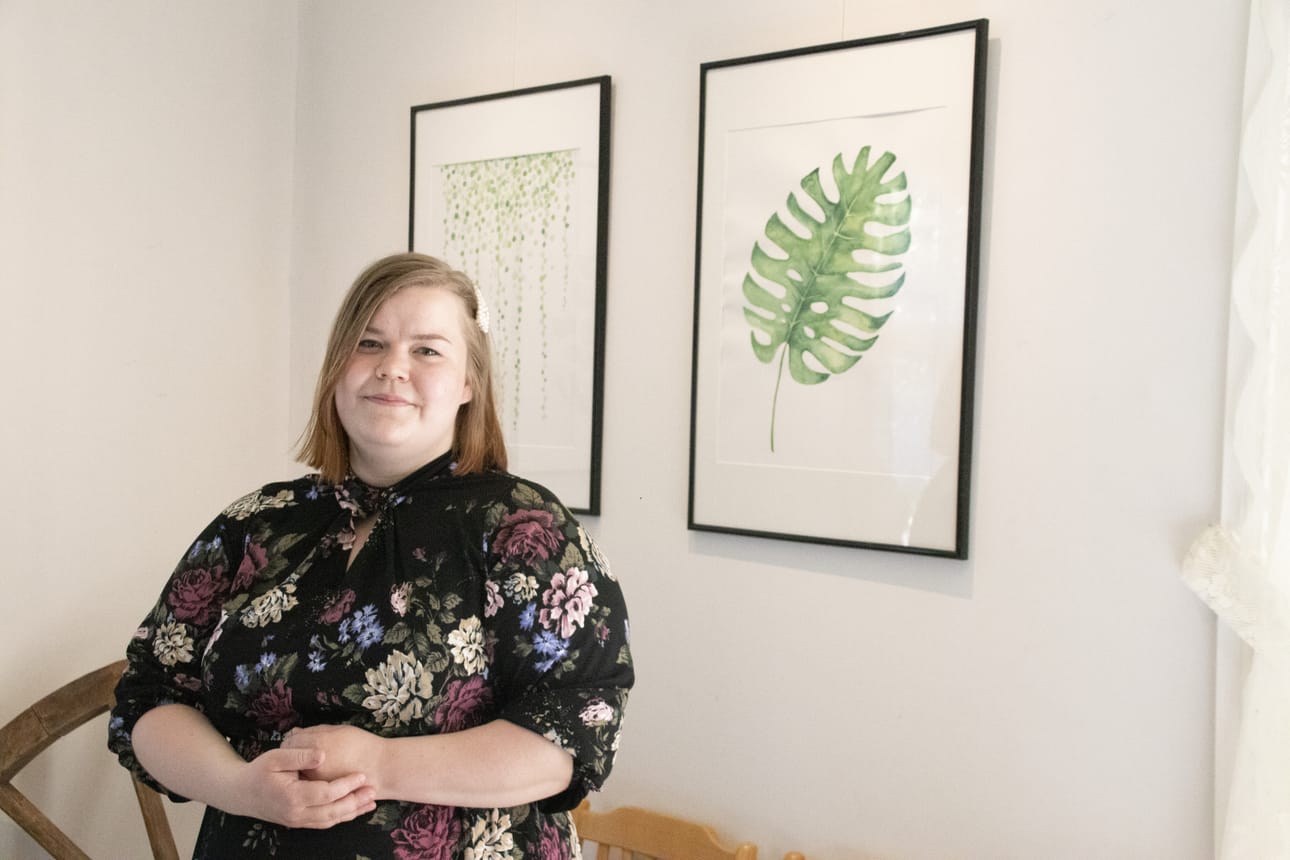 Mari Karvonen on tuonut ensimmäistä kertaa taidettaan esille taidenäyttelyyn. Karvonen tekee tällä hetkelä taidetta mieluiten veriväreillä. Näyttelyssä on esillä myös hänen lyijykynätöitään.