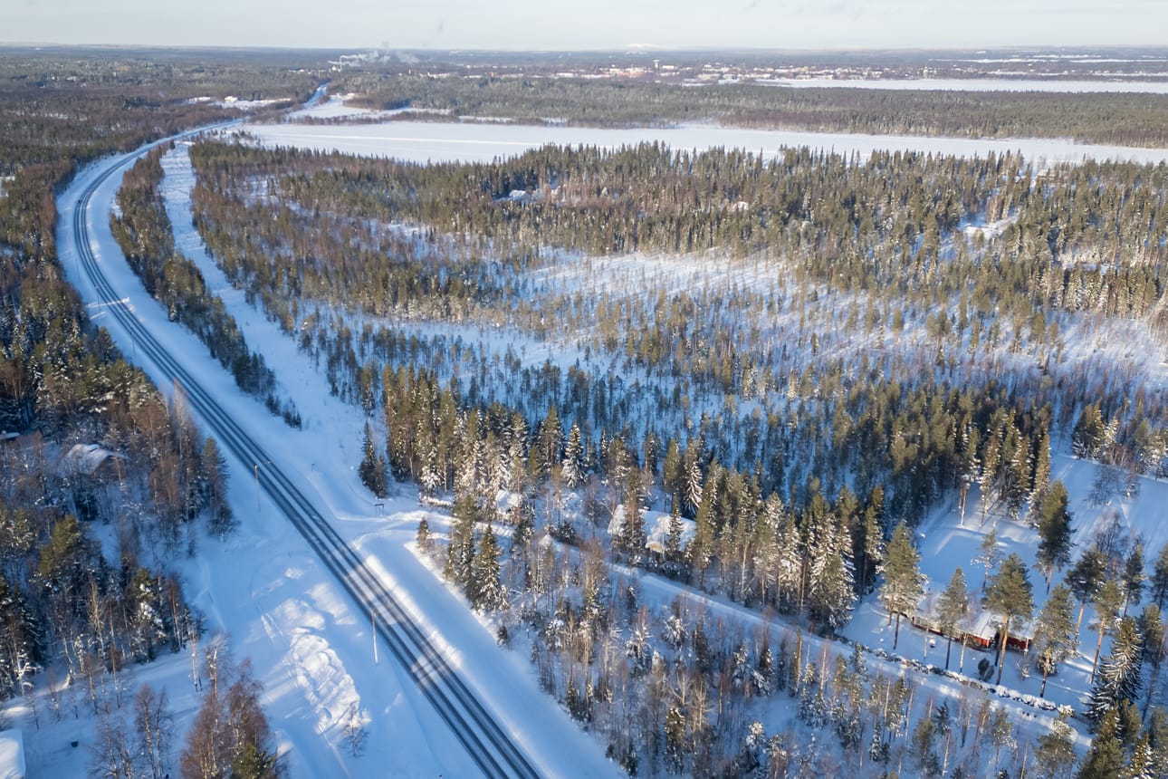 Kevyen liikenteen väylä on tarkoitus rakentaa valtatien itä- eli kuvassa oikealle puolelle, taustalla siintävän Torangin ja kuvassa etualalla oikealle lähtevän Ronkaisenniementien risteyksen välille. Ronkaisenniementien liittymä valtatiehen muuttuu selvemmin suorakulmaiseksi. Kuva on helmikuulta 2024.