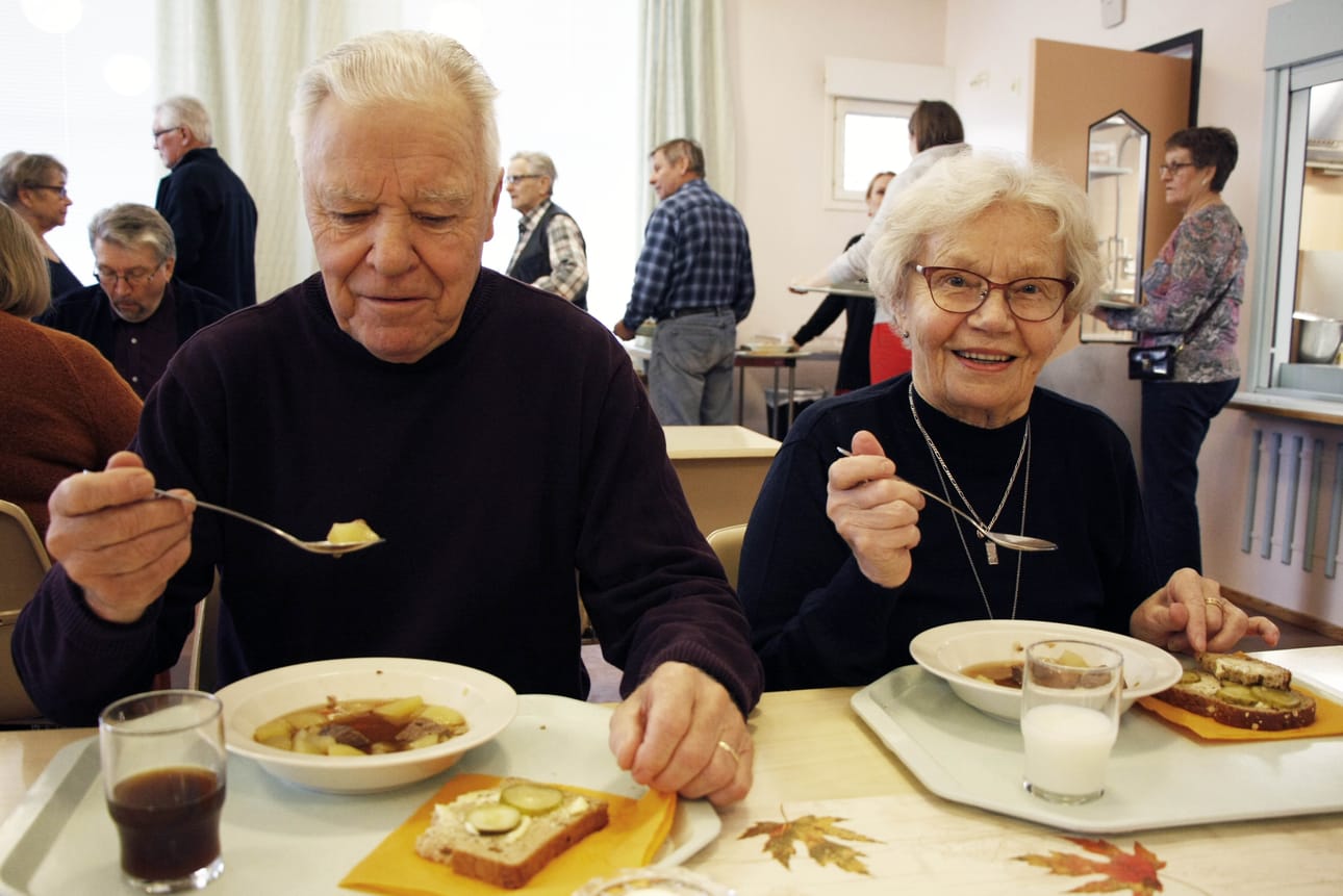Tuula ja Esko Hyvärille hirvikeitto maistuu.