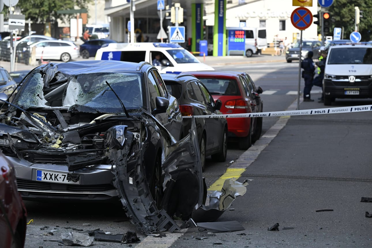 Räjähdyksessä irronneet irtokivet ja -lohkareet aiheuttivat vahinkoa. LEHTIKUVA / Emmi Korhonen