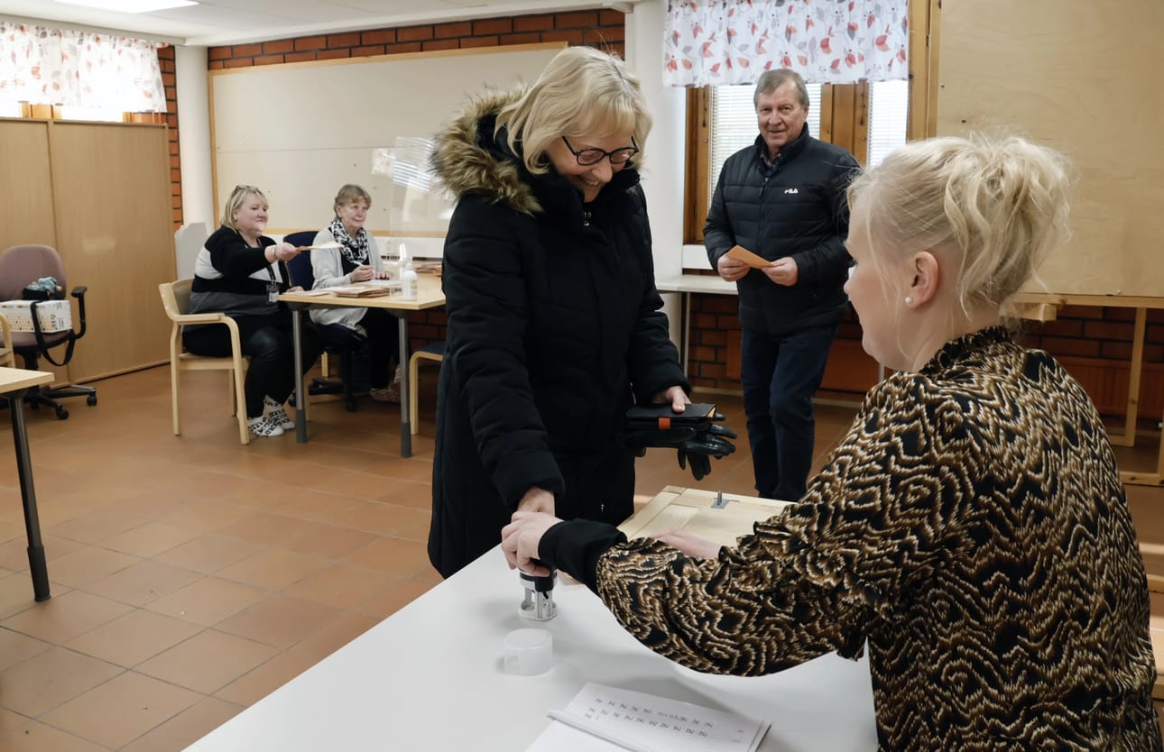 – Oli helppo valita, vakuutti Elisa Haukkala, joka kävi äänestämässä sunnuntaina Ylihärmän palvelutoimistossa miehensä Kaarlo Haukkalan kanssa. Paula Tuunanen löi leimat. Puolilta päivin töissä olivat myös Katja Jaskari ja Ritva Puronvarsi.