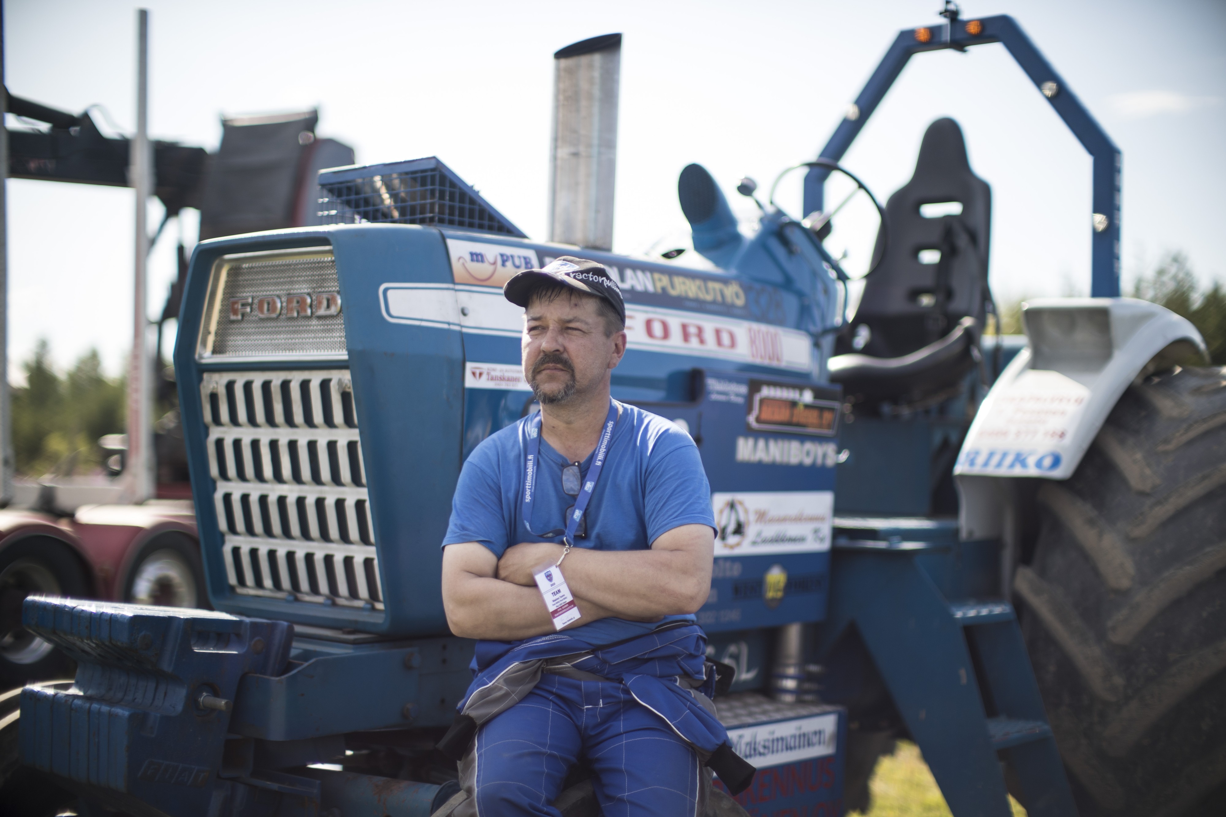 Ilomantsilainen Tuomo Nissinen osallistuu Hyrriäisellä Farm Sport 6000 -luokkaan, jossa koneen muokkaaminen on rajattu minimiin.
– Syöttöpumppuja voi muutella ja laittaa erikokoisia turboja.