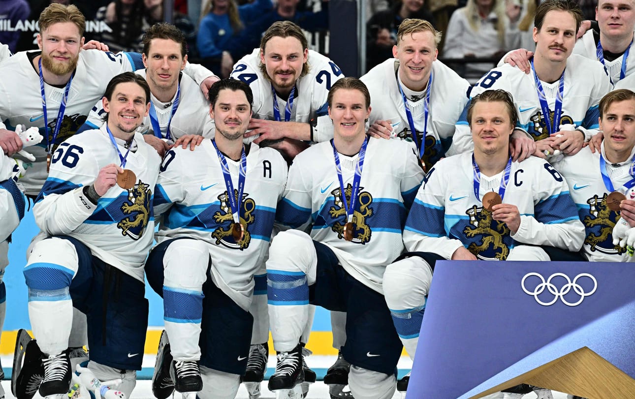 Leijonien pelaajilta irtosi lopulta hymy voitettujen olympiamitalien jälkeen. Sebastian Aho (toinen vasemmalta alarivissä) nousi turnauksen edetessä joukkueen johtavaksi hyökkääjäksi.