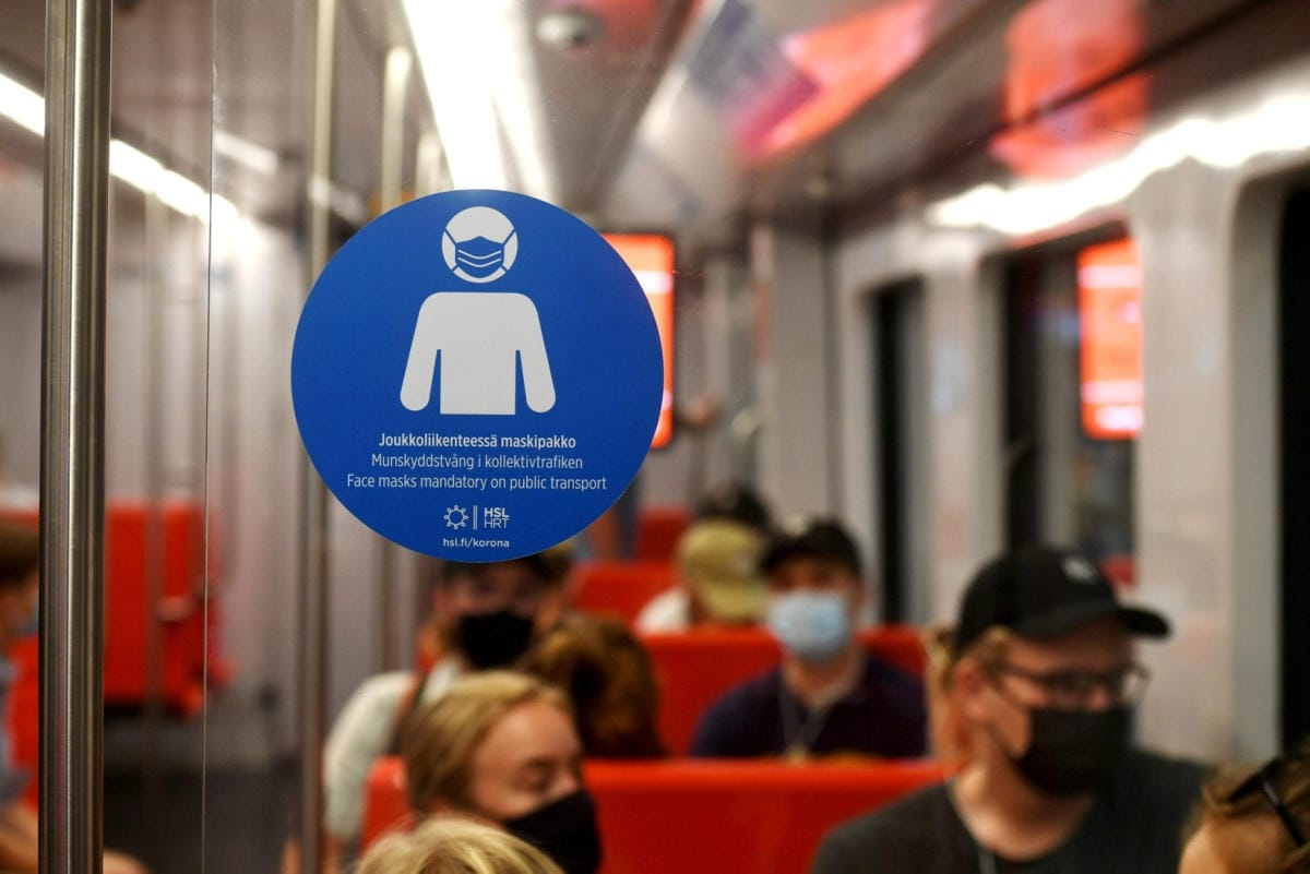 Selkeä enemmistö kansalaisista antaa hyvät arvosanat myös asuinkunnalleen sekä Terveyden ja hyvinvoinnin laitokselle. LEHTIKUVA / SILJA-RIIKKA SEPPÄLÄ