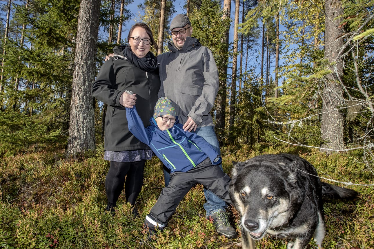 Jannelle vietetään kahdet synttärit. Toiset ovat maksansiirron vuoksi 4. kesäkuuta ja silloin aina myös istutetaan uusi puu Mattilanperän pihapiiriin. Metsäluonto on muutenkin aina lähellä Eliina ja Janne Mattilan perhettä.