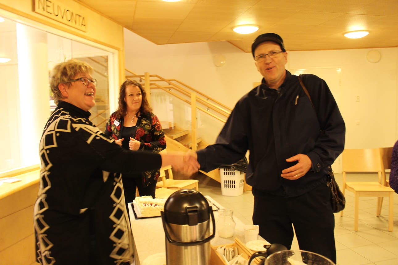Koulukamut vuosikymmenten takaa kohtasivat yllättäen, kun Jari Pirhonen poikkesi linjaltaan tauolle ja Siikkiskahville.