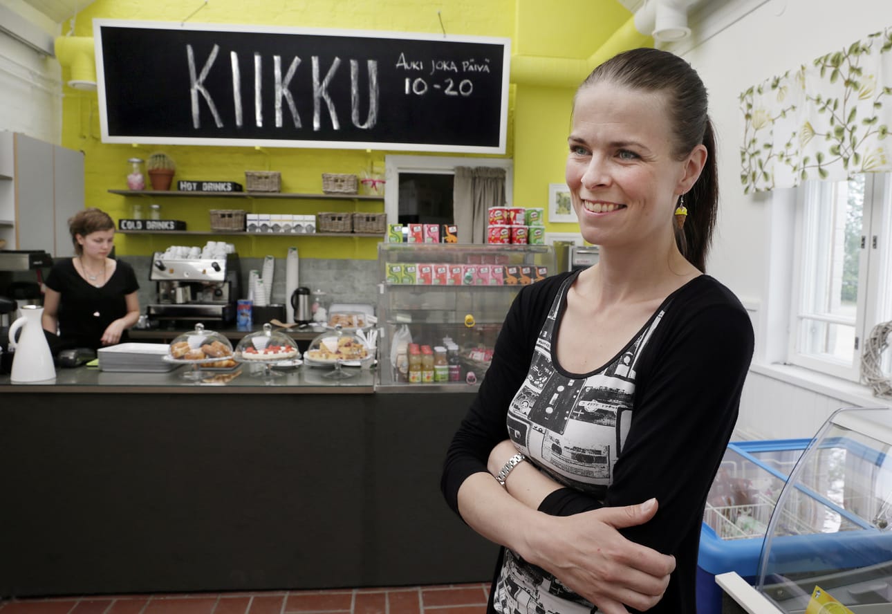 Uusi kahvila on nimeltään Kiikku. Uusi yrittäjä Rina Peltonen on jo uudistanut sisätiloja, seuraavaksi vuorossa ovat muut uudistukset.
