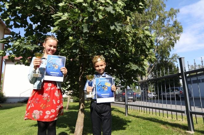11-vuotiaat Siiri-Lotte Ryhänen ja Jere Laamanen kruunattiin tangojunioreiksi torstaina. KUVA: KATI KATAJAMÄKI