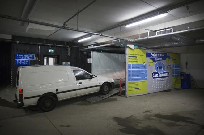 Teatteriparkin suihkupesu soveltuu henkilöautoille ja katumaastureille. Kuva: Jarno Pellinen