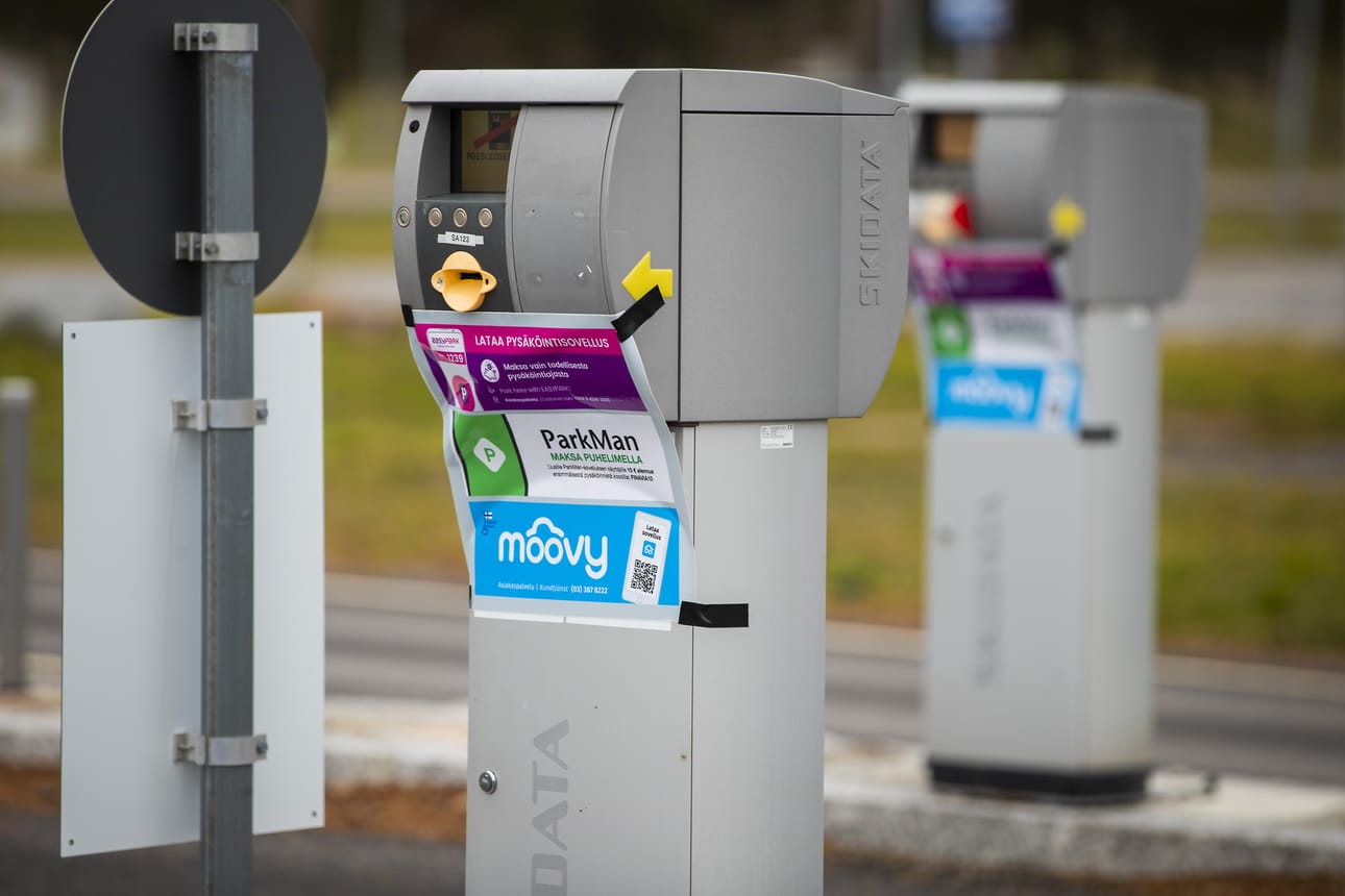 Lentoaseman pysäköintialueen lippuautomaatteja koristavat nyt mobiilipysäköintisovellusten tiedot.