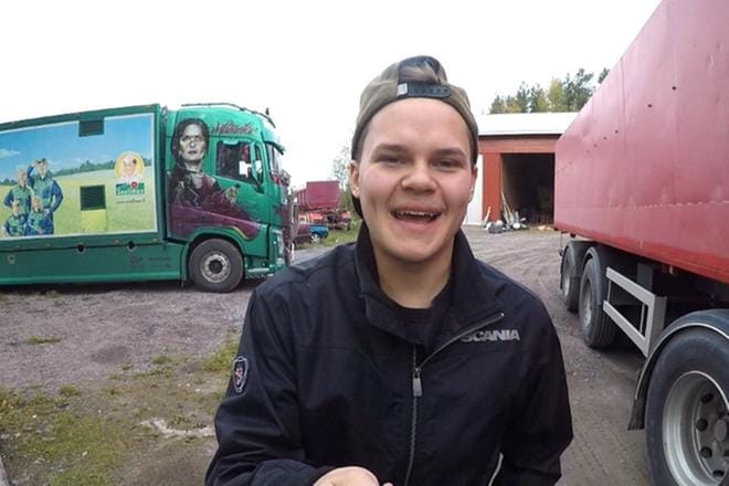 Pauli Laakso osallistui kilpailuun videolla, jossa hän muun muassa vihjaisi, että jos hän joskus katoaa, ensimmäisenä kannattaa etsiä jokamiesautojen täyttämästä tallista.