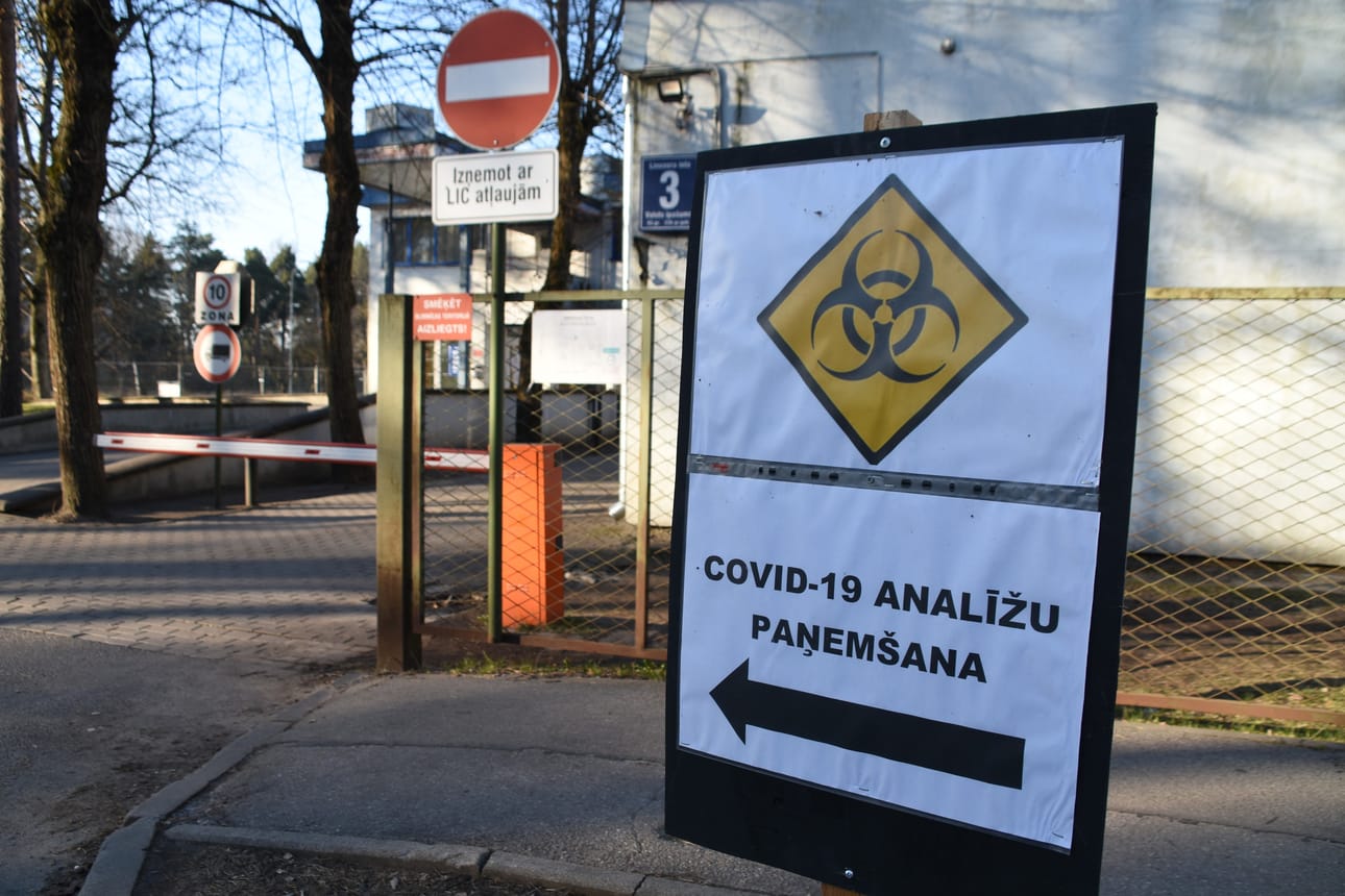 Riian covid-19-testauspisteillä on jatkuva autojono.