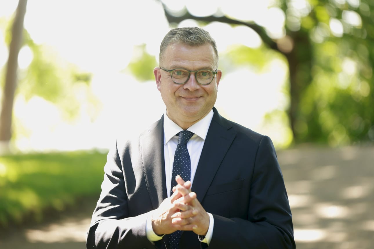 HS:n kyselyn mukaan ministerien rasistisista kirjoituksista ja viesteistä käyty keskustelu on heikentänyt kyselyyn vastanneiden käsitystä erityisesti perussuomalaisista ja kokoomuksesta. Kuvassa kokoomuksne puheenjohtaja, pääministeri Petteri Orpo. LEHTIKUVA / Roni Rekomaa