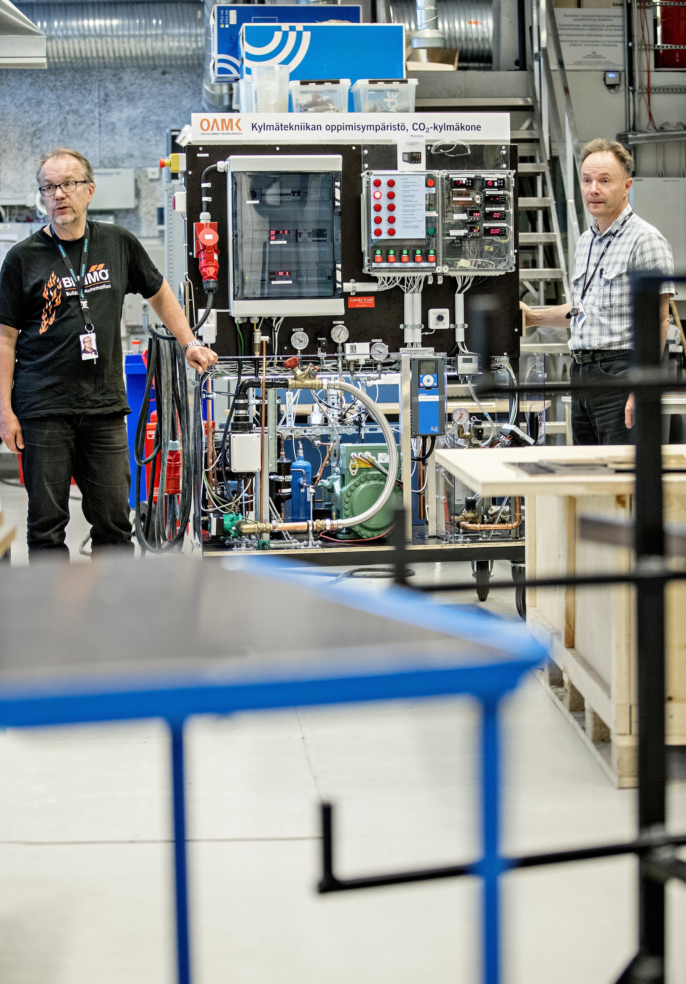 Energia- ja talotekniikan lehtori Mikko Niskala ja projektisuunnittelija ovat Mikko Mielityinen opetuskäyttöön rakennetun, hiilidioksidilla toimivan kylmäkoneen äärellä.
