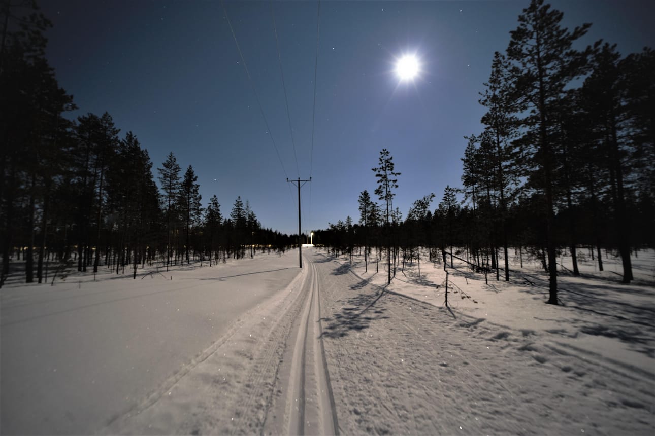 Kuutamohiihdon tunnelma on erilainen kuin päivänvalossa.