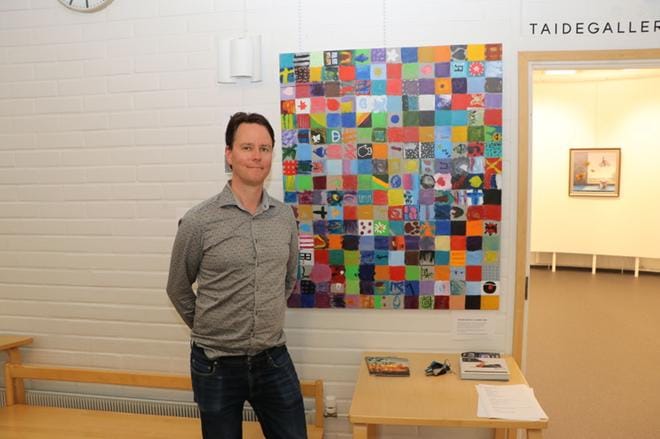 Panu Hemminki löysi teoksesta monenlaisia yksityiskohtia, joiden perusteella sitä voi tulkita. KUVA: AKSELI KANGAS