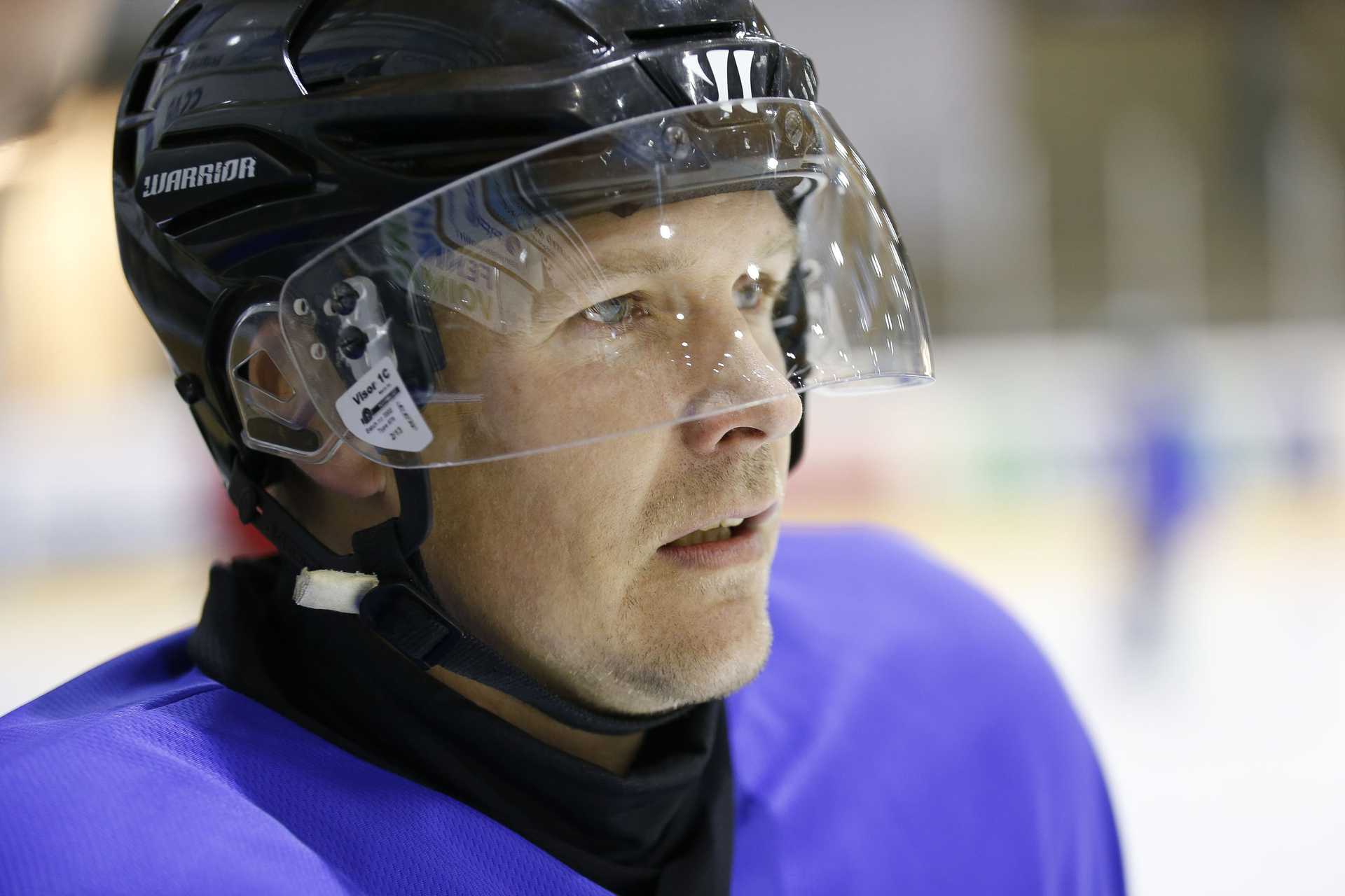 Sami Ekoluoma on Raahe-Kiekon kokenein pelaaja. Nuoret ottavat konkarilta oppia.