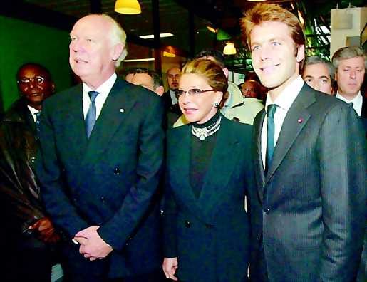 Vanhan kotimaan kamaralla. Vittorio Emanuele (vas.) saapui vaimonsa Marina Dorian ja poikansa Emanuele Filiberton kanssa Roomaan maanantaiaamuna.