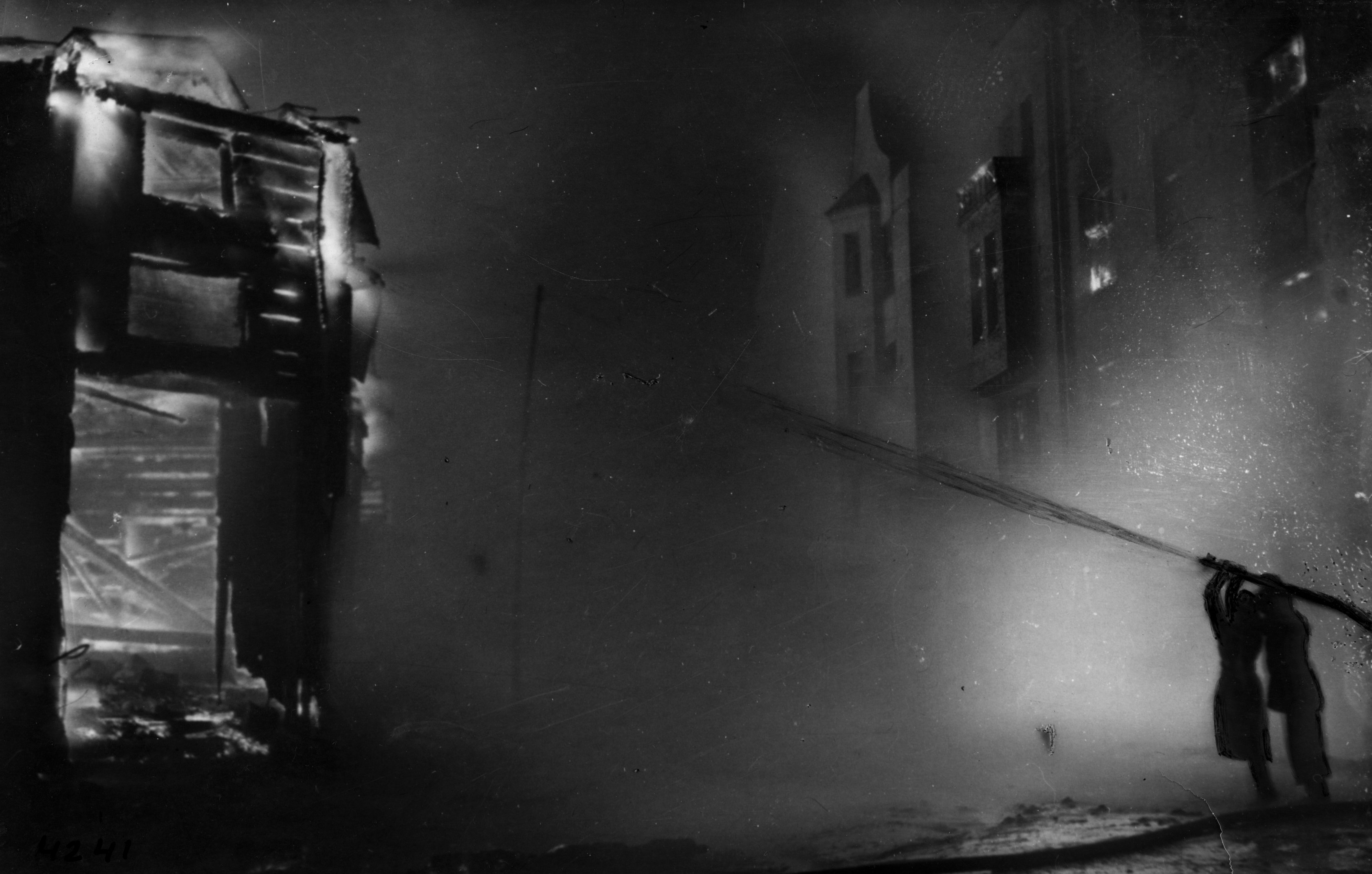 Tulipaloa sammutetaan edellisillan ilmapommituksen jäljiltä. Kuva on otettu 22. helmikuuta 1944. Kuvassa sammutetaan vasemmalla olevaa rakennusta, jossa nykyään on Rotuaarin aukio. Pallaksen talo ja palava ikkuna näkyvät kuvassa oikealla.
