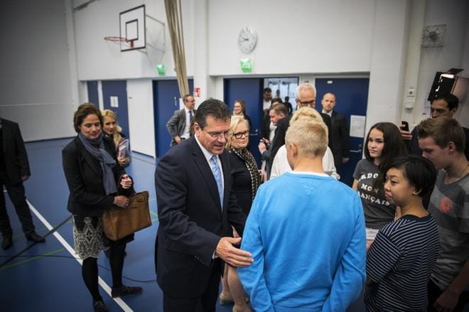 – Haluamme mennä akkutuotannossa eteenpäin nopeasti. Suunnitelma tulee alkuvuodesta, EU:n energiaunionista vastaava komissaari Maros Sefcovic sanoo. Hän vieraili vuonna 2015 Vaasassa ja muun muassa Porvarinkadun koululla. KUVA: JARNO PELLINEN
